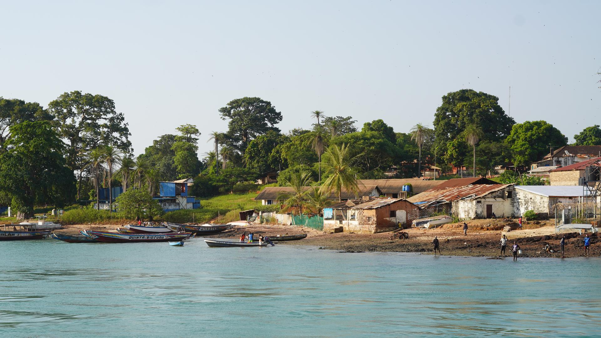 Vom Wasser aus sieht man die Insel Bubaque mit dem Strand und einigen Häusern. Vom Wasser aus sieht man die Insel Bubaque mit dem Strand und einigen Häusern.