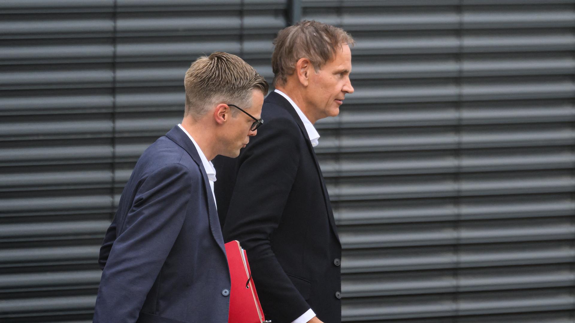 Der VW-Vorstandsvorsitzende Oliver Blume (r) verlässt nach einer Veranstaltung das VW-Werk in Zwickau neben Danny Auerswald, Sprecher der Geschäftsführung von Volkswagen Sachsen.