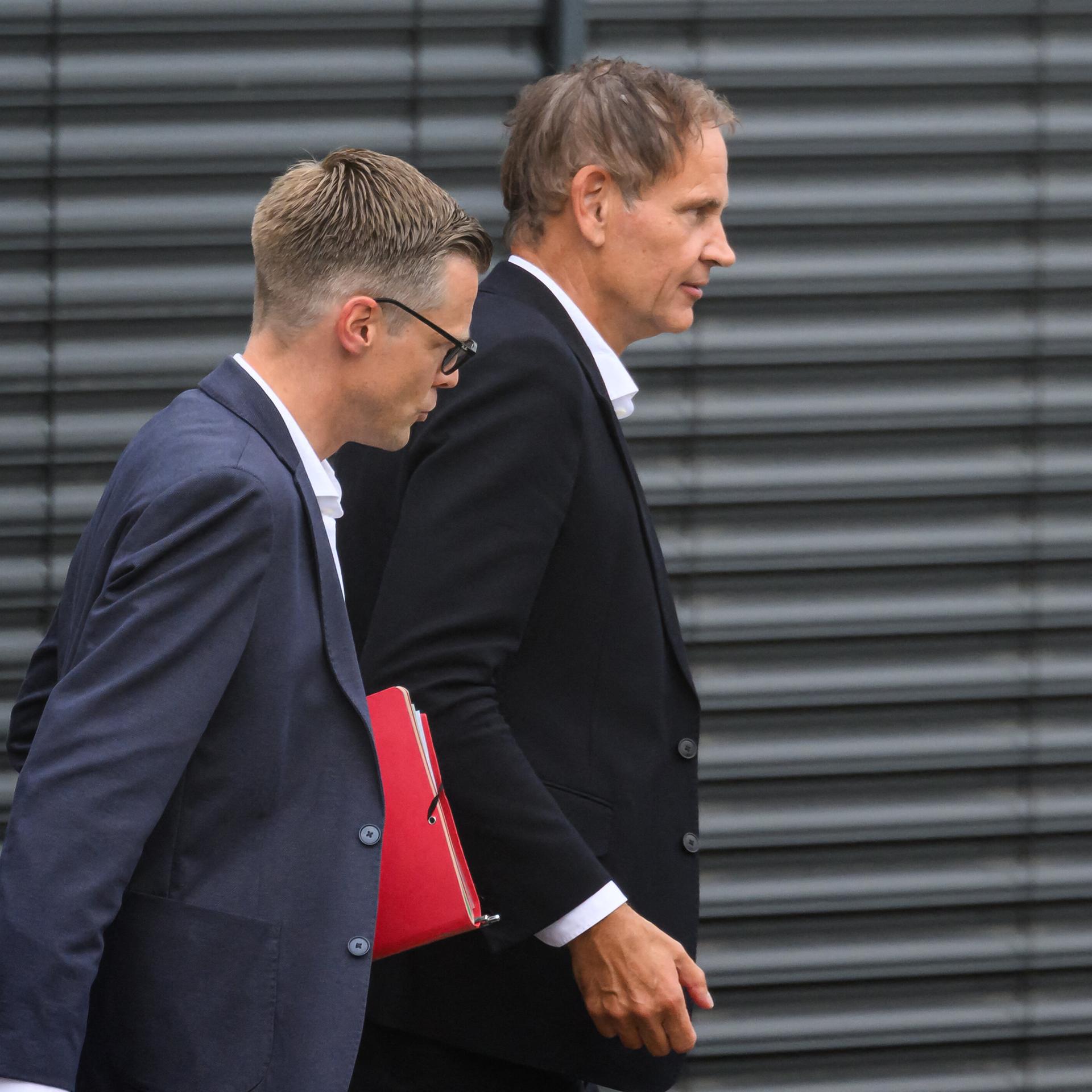 Der VW-Vorstandsvorsitzende Oliver Blume (r) verlässt nach einer Veranstaltung das VW-Werk in Zwickau neben Danny Auerswald, Sprecher der Geschäftsführung von Volkswagen Sachsen.