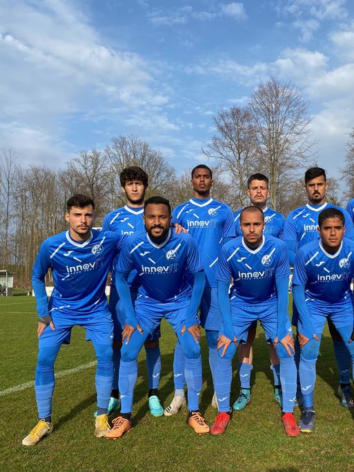 ein Fußballteam hat sich zum Gruppenfoto aufgestellt