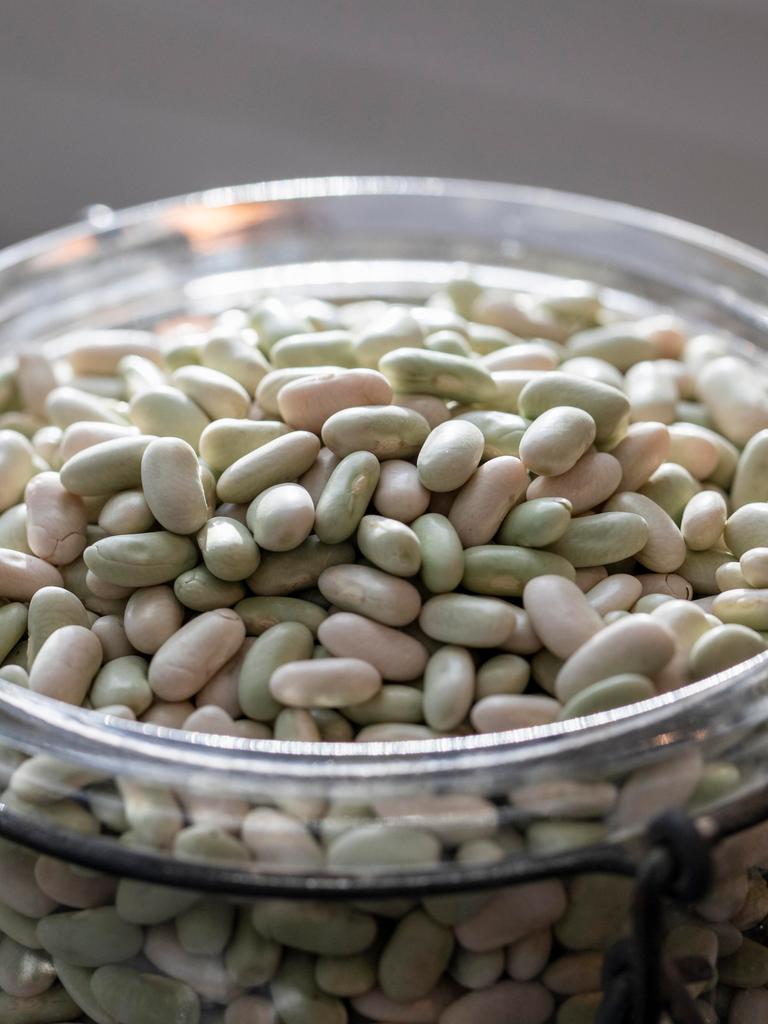 Weiße Bohnen liegen in einer Glasschale.