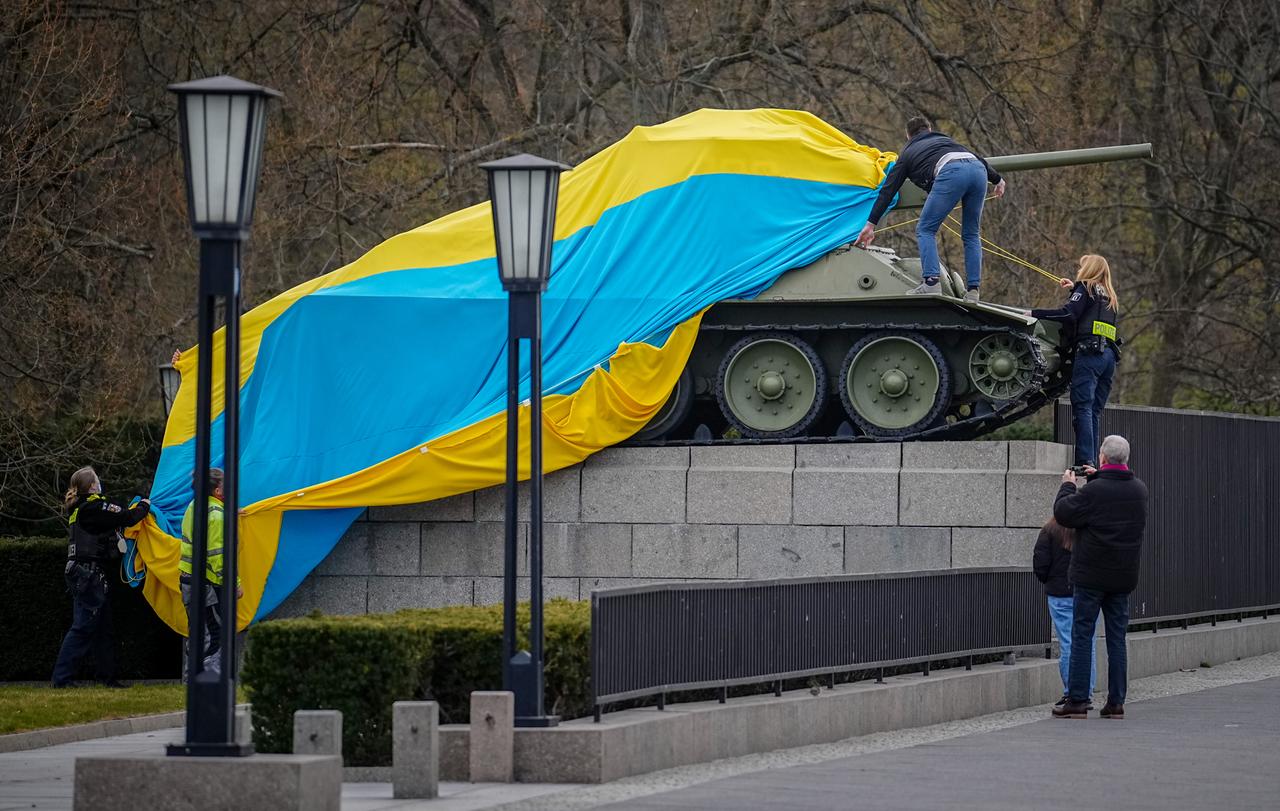 Polizeibeamte entfernen die Flagge der Ukraine von einem historischen Panzer am Sowjetischen Ehrenmal an der Straße des 17. Juni in Berlin.