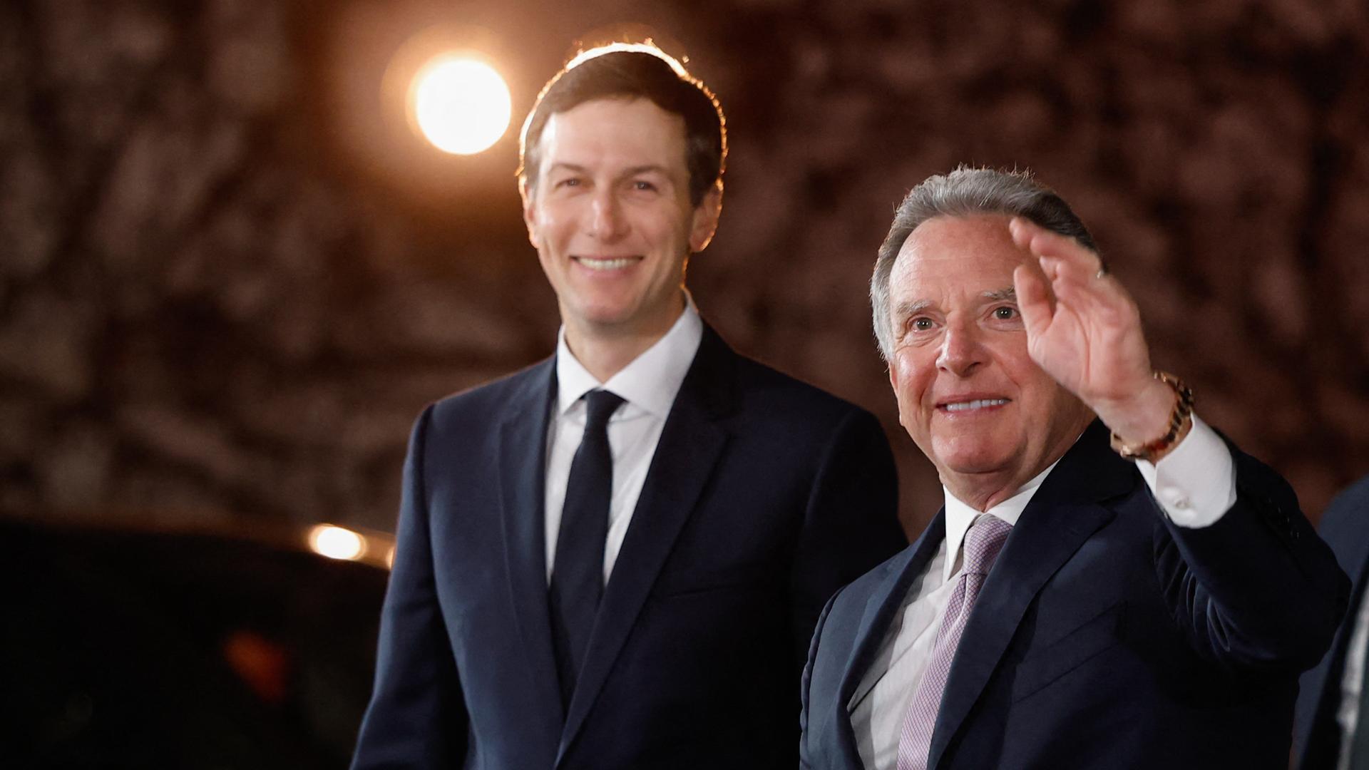 Jared Kushner (l.) und Steve Witkoff (r.) winken in die Kameras. Jared Kushner (l.) und Steve Witkoff (r.) winken in die Kameras.