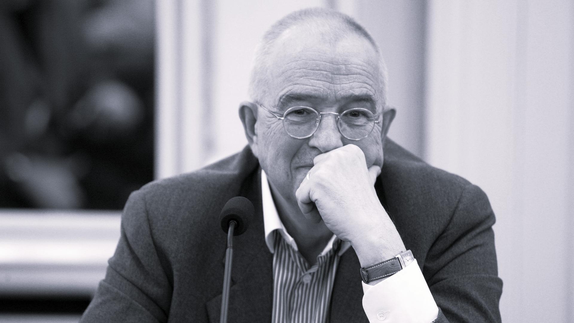 Schwarz-Weiß-Aufnahme von Bernd Wilms. Er lächelt in die Kamera.