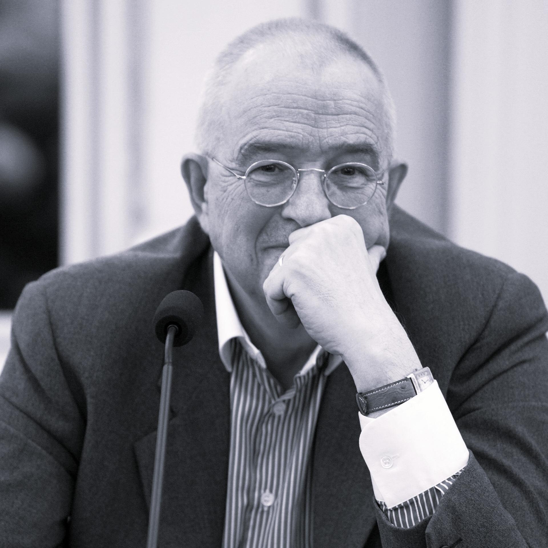 Schwarz-Weiß-Aufnahme von Bernd Wilms. Er lächelt in die Kamera.