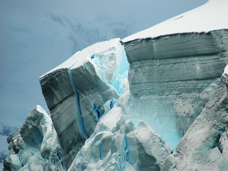 Eine Abbruchkante vom Gletscher