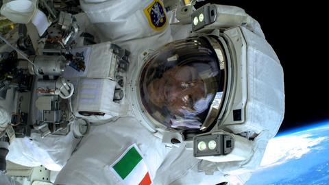 Luca Parmitano mit einem Weltraumanzug bei einem Einsatz außerhalb der ISS