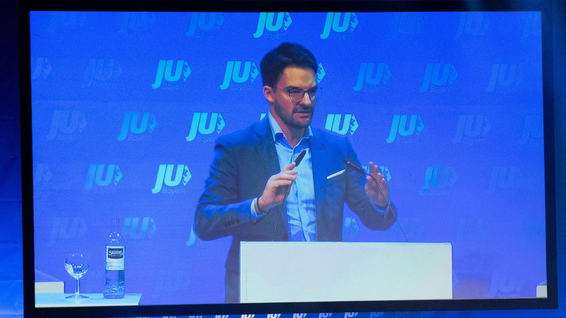 Manuel Knoll, Vorsitzender der Jungen Union Bayern, spricht bei der Landesversammlung der Jungen Union in Aschaffenburg. Manuel Knoll, Vorsitzender der Jungen Union Bayern, spricht bei der Landesversammlung der Jungen Union in Aschaffenburg.