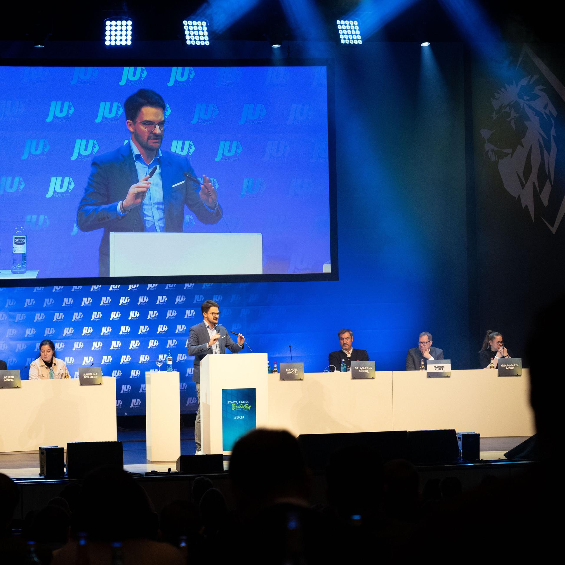 Manuel Knoll, Vorsitzender der Jungen Union Bayern, spricht bei der Landesversammlung der Jungen Union in Aschaffenburg.