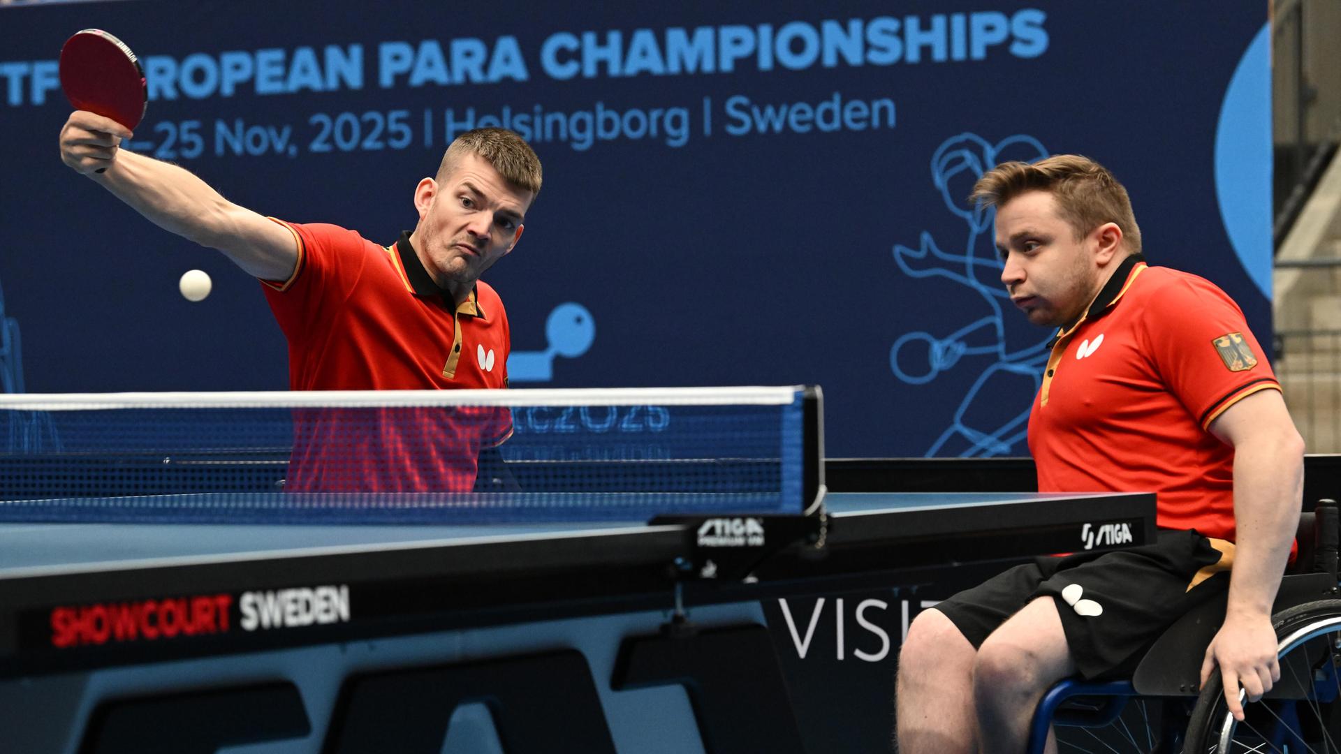 Valentin Baus und Thomas Schmidberger beim Para-Tischtennis. Beide Männer sitzen im Rollstuhl.