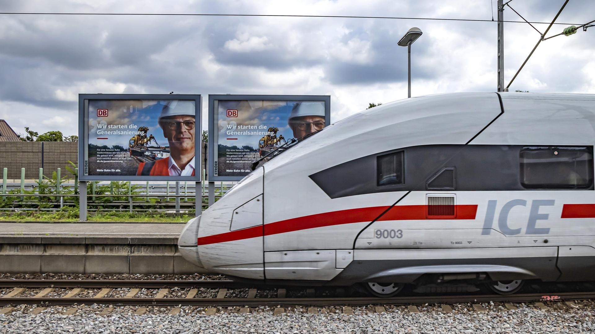 Werbeplakate der Bahn mit ICE im Bahnhof Zuffenhausen: "Wir starten die Generalsanierung." 