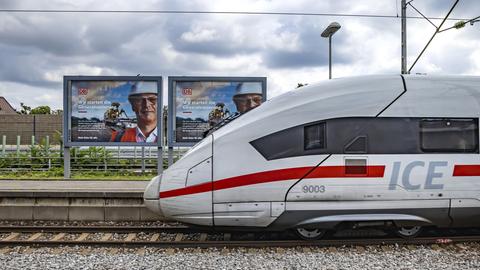 Werbeplakate der Bahn mit ICE im Bahnhof Zuffenhausen: "Wir starten die Generalsanierung." 