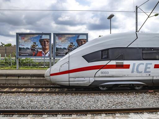 Werbeplakate der Bahn mit ICE im Bahnhof Zuffenhausen: "Wir starten die Generalsanierung." 