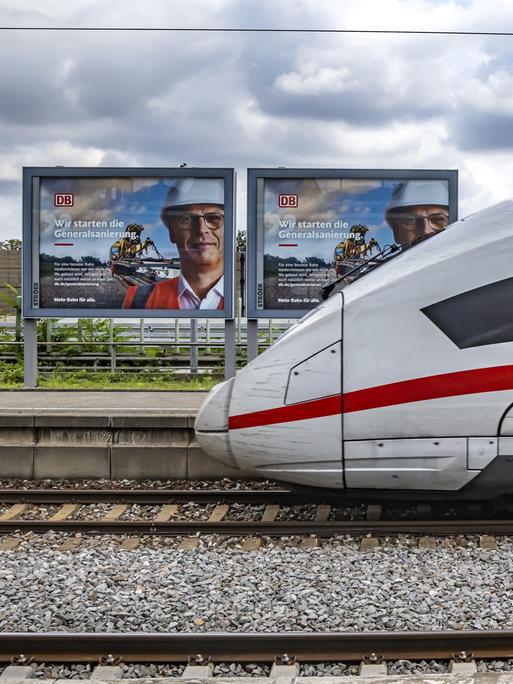 Werbeplakate der Bahn mit ICE im Bahnhof Zuffenhausen: "Wir starten die Generalsanierung." 
