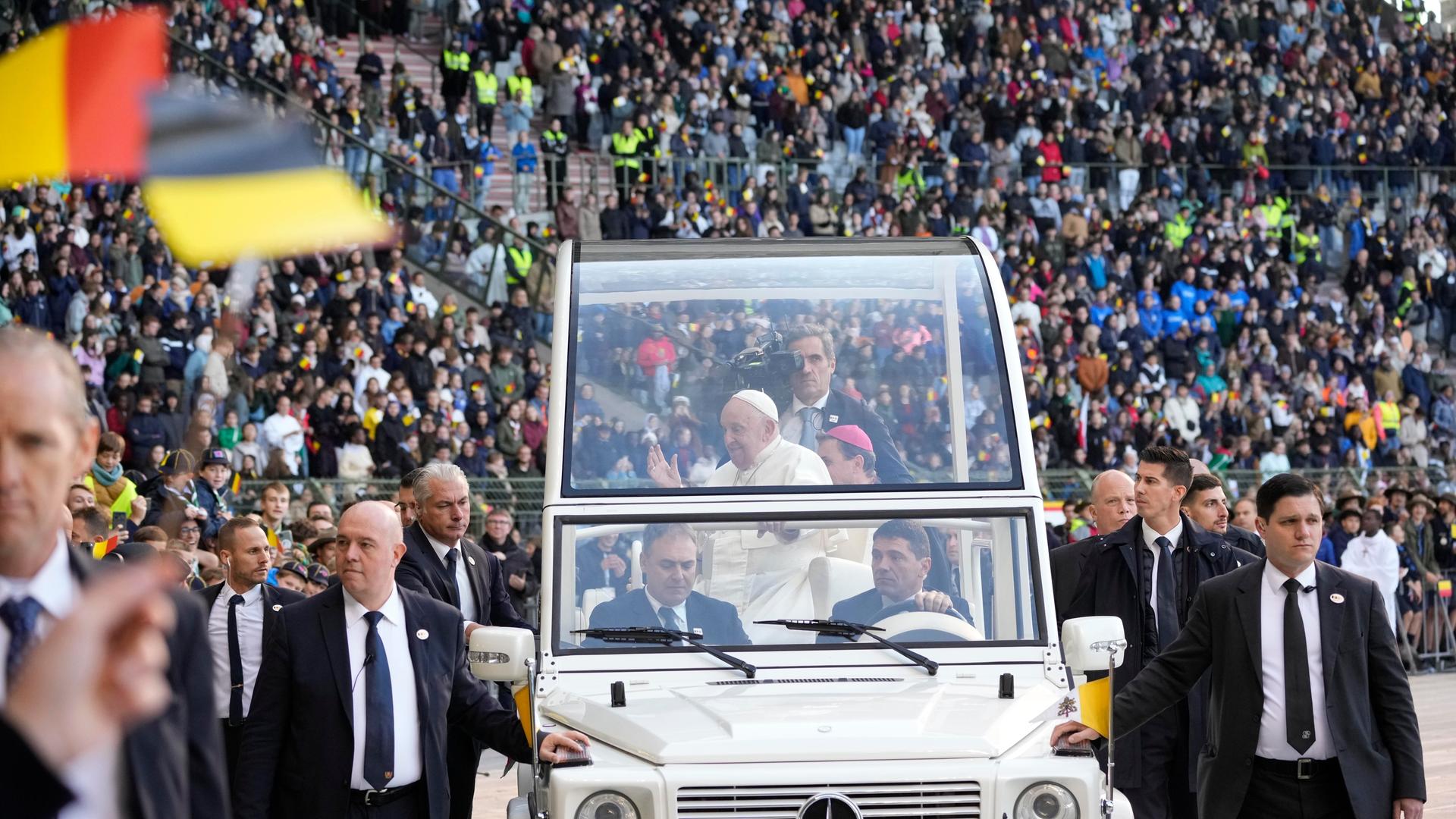 Papst Franziskus wird von Gläubigen bejubelt, als er zur Sonntagsmesse im König-Baudouin-Stadion eintrifft.