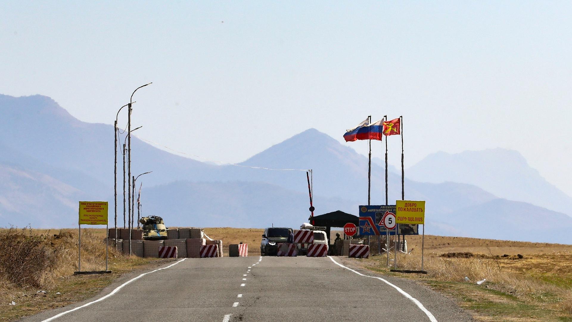 Armenien: Ein Kontrollpunkt der russischen Friedenstruppe ist auf einer Straße in Richtung der separatistischen Region Berg-Karabach zu sehen.