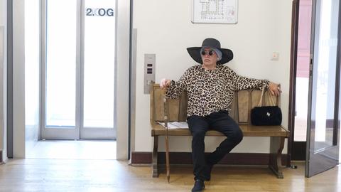 Marla-Svenja Liebich wartet vor einem Gerichtssaal. 