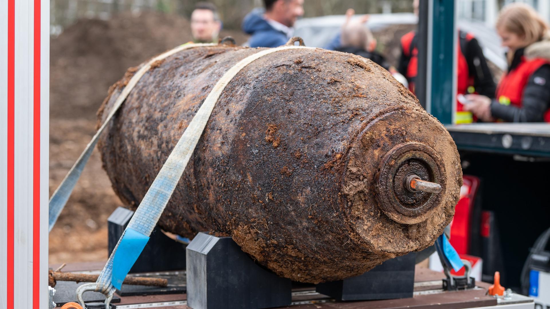 Eine Fliegerbombe steht nach der Entschärfung auf einem Fahrzeug der Kampfmittelbeseitigung am Fundort der Bombe.