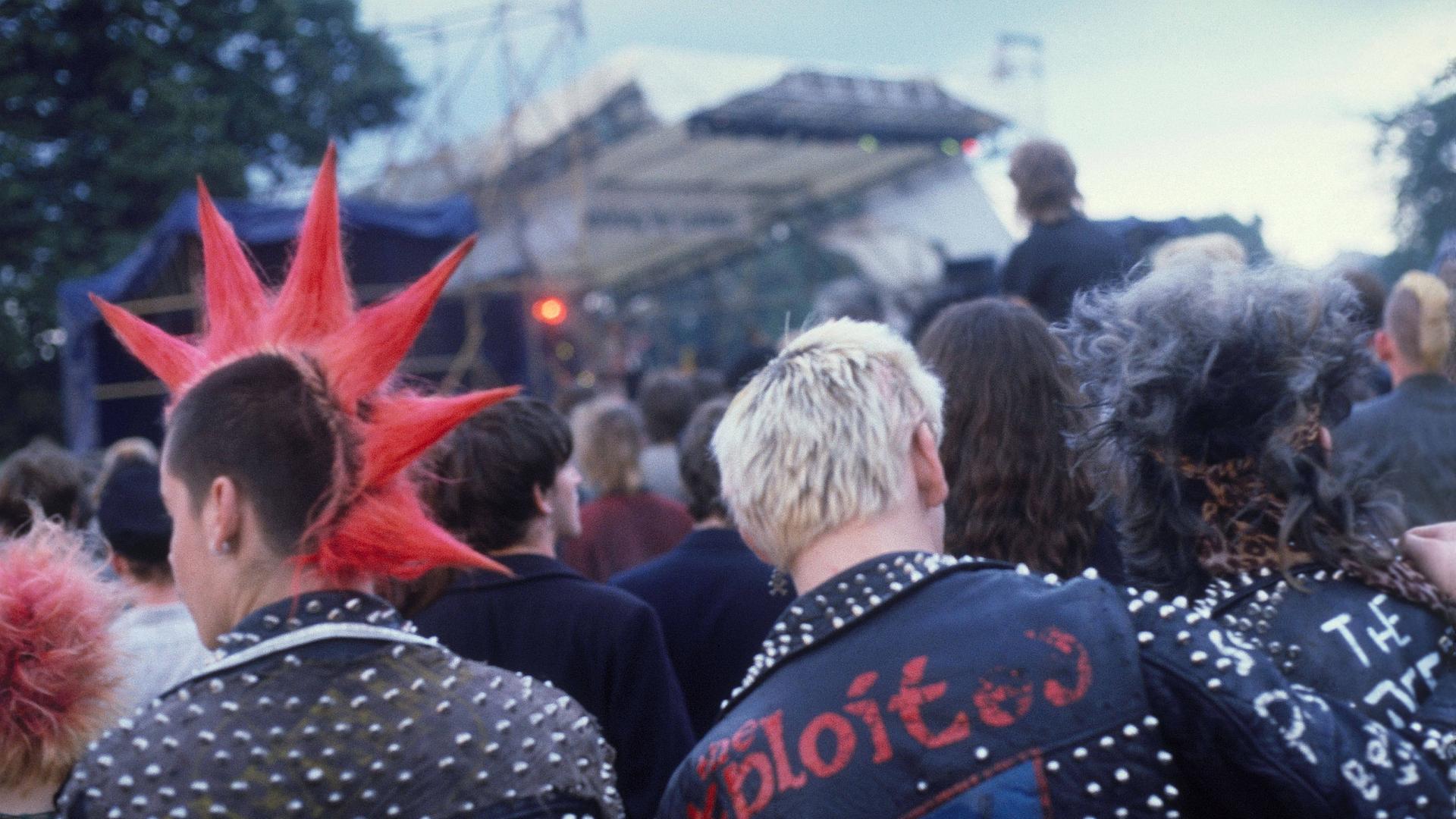 Punks bei einem Konzert der "Damned" im Brockwell Park in London in den 80er-Jahren. Punks bei einem Konzert der "Damned" im Brockwell Park in London in den 80er-Jahren.