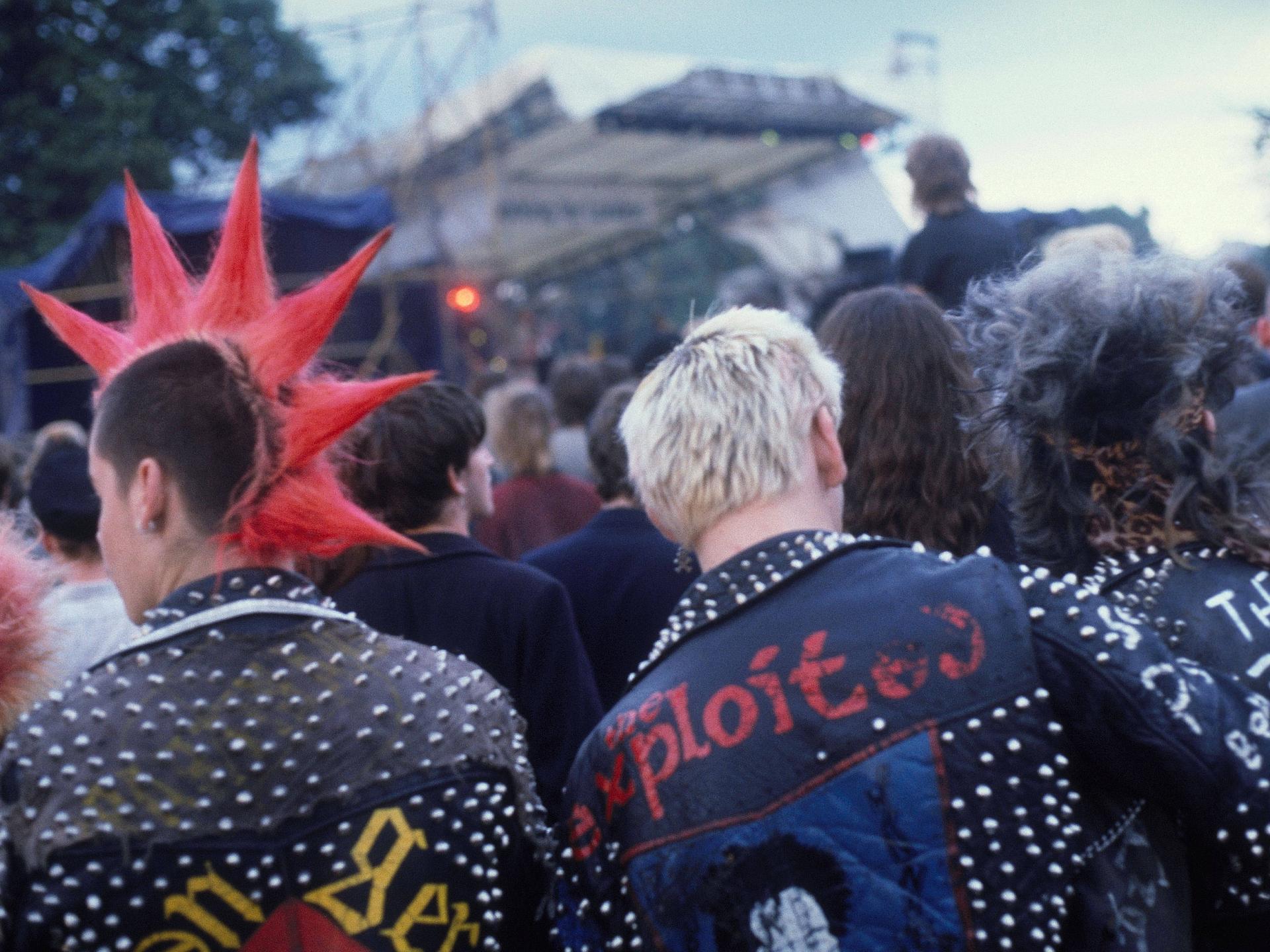Punks bei einem Konzert der "Damned" im Brockwell Park in London in den 80er-Jahren.