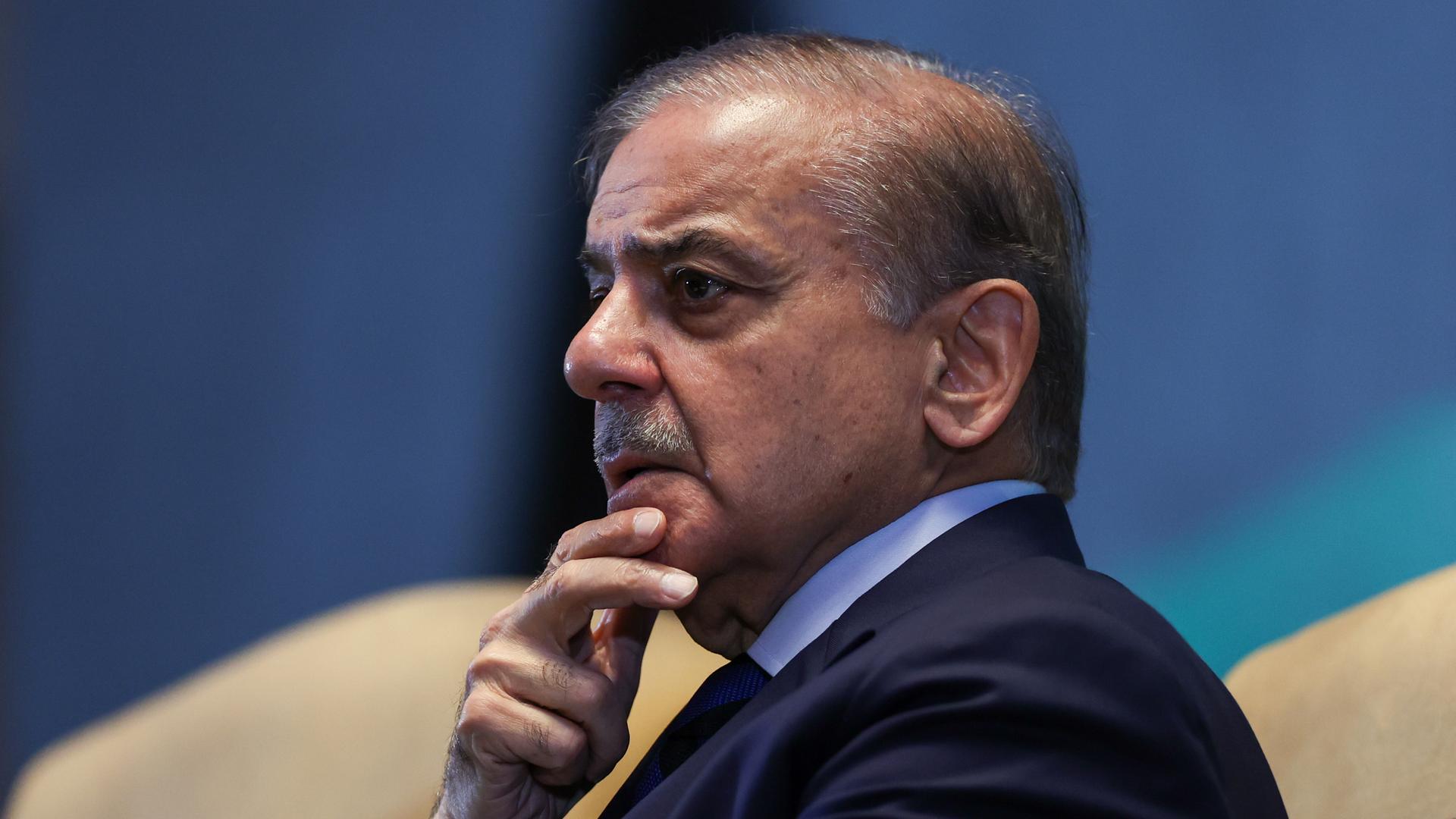 Pakistans Premierminister Shehbaz Sharif im Profil vor unscharfem Hintergrund. Pakistans Premierminister Shehbaz Sharif im Profil vor unscharfem Hintergrund.