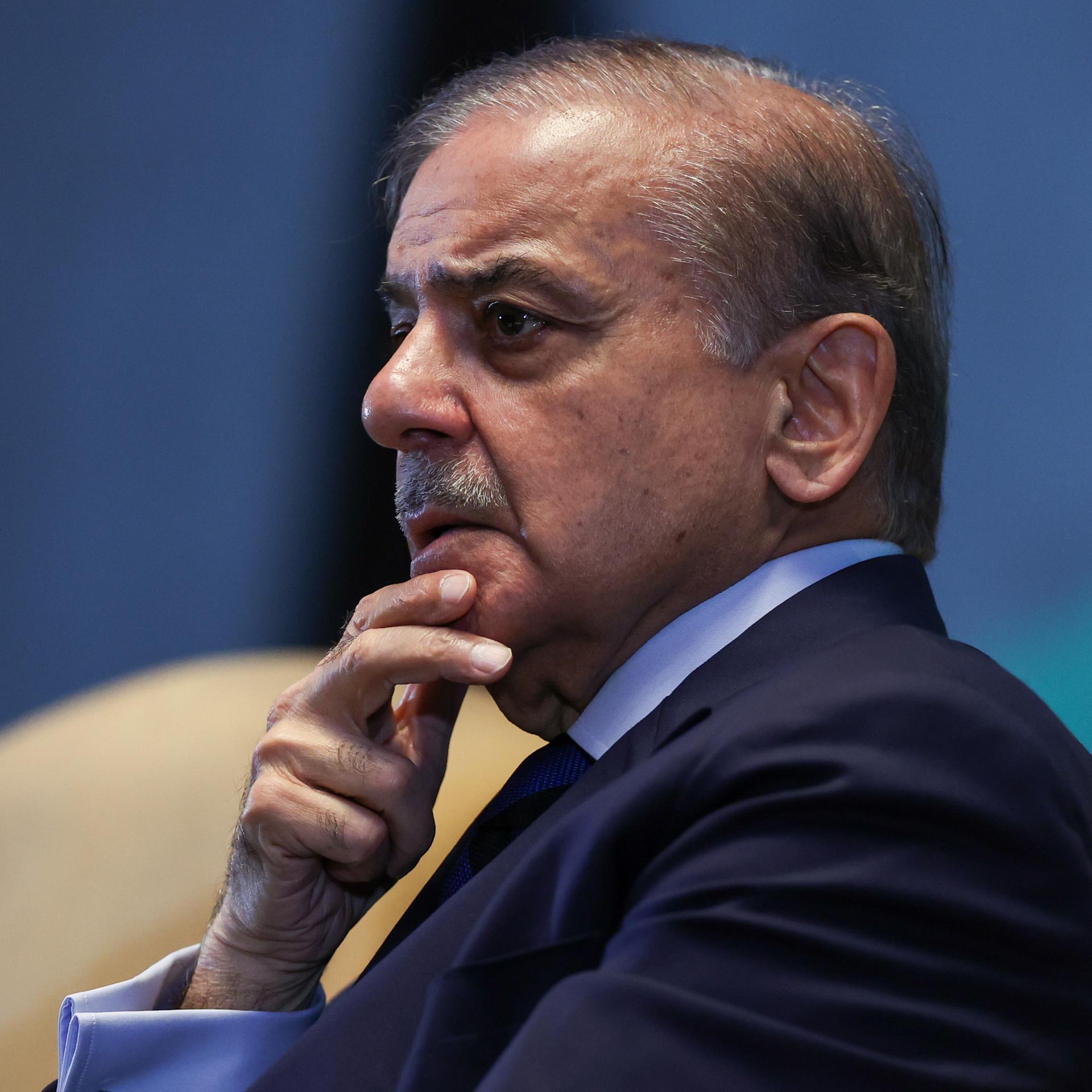 Pakistans Premierminister Shehbaz Sharif im Profil vor unscharfem Hintergrund.