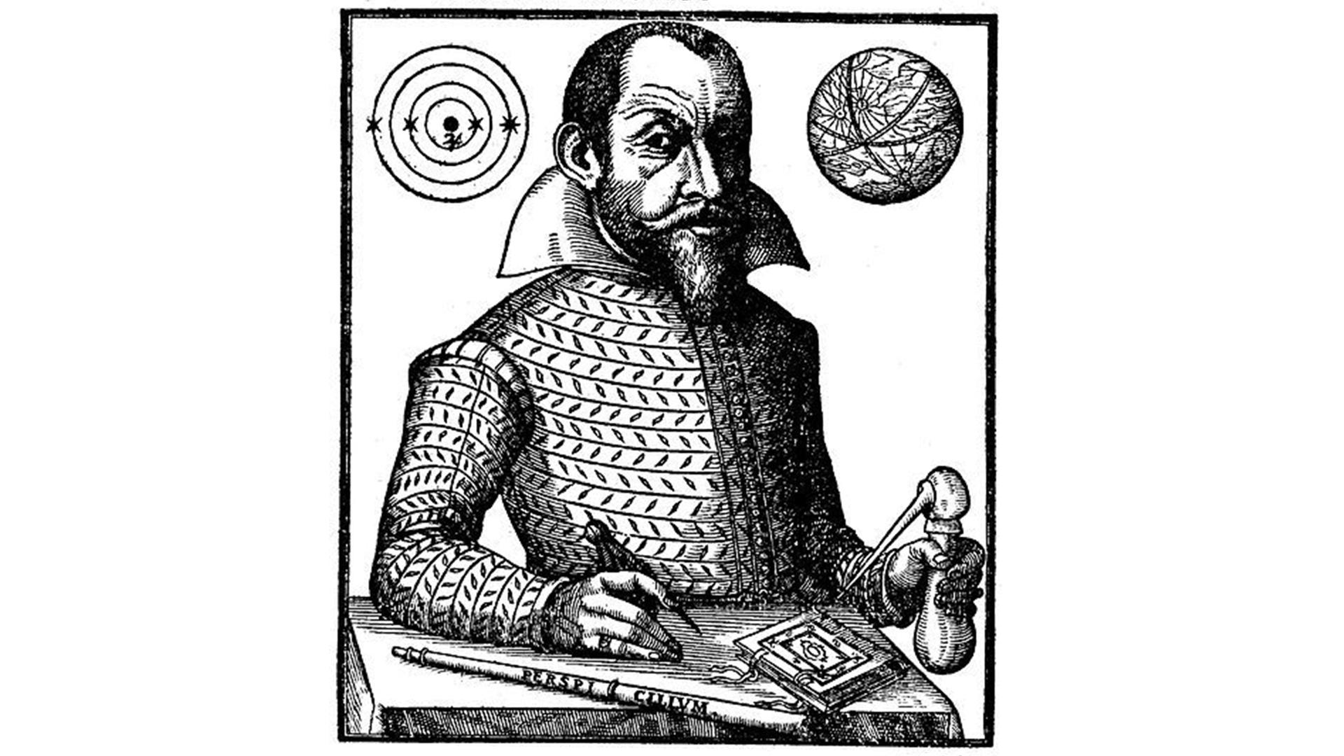 Simon Marius, Darstellung aus seinem Hauptwerk "Die Welt des Jupiters". Eine Zeichnung zeigt einen ernst blickenden Mann mit Bart, der festlich gekleidet ist. Er sitzt an einem Tisch und hält in der rechten Hand einen Zirkel, vor ihm liegt ein Fernrohr.