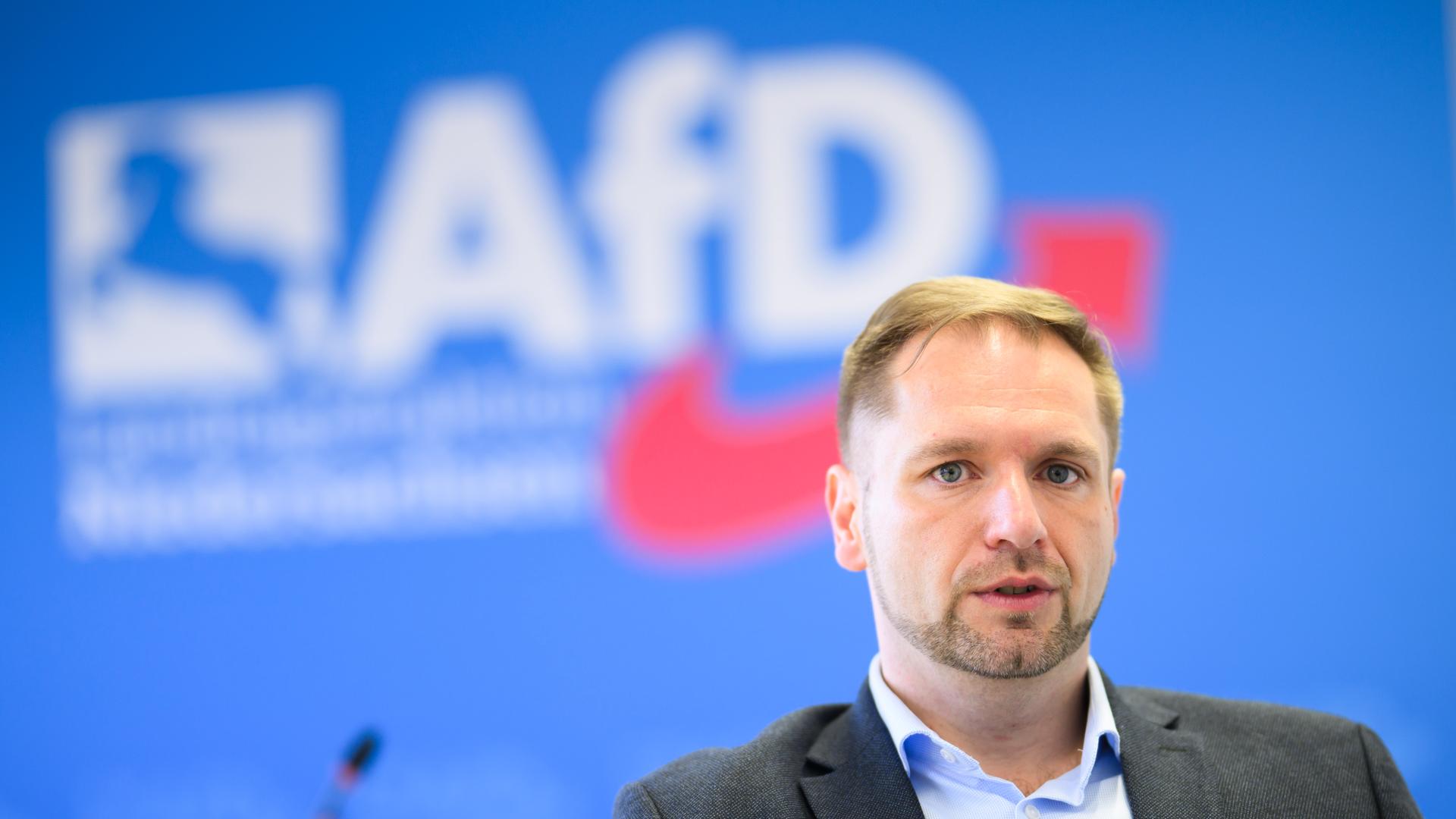 Bothe spricht bei einem Interview. Im Hintergrund ist das Logo der Partei zu sehen. Bothe spricht bei einem Interview. Im Hintergrund ist das Logo der Partei zu sehen.