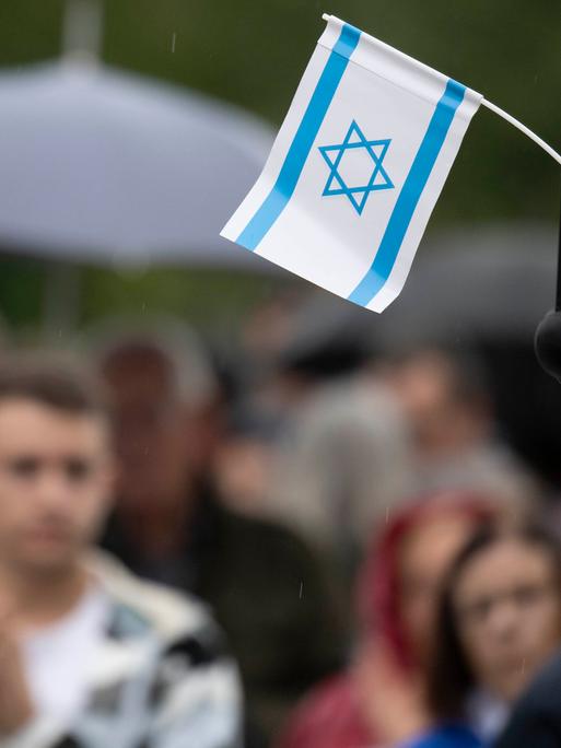 Kleine Fahne von Israel auf einer Solidaritätskundgebung nach den Angriffen von Hamas auf Israel.