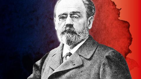 Émile Zola vor einem blau-roten Hintergrund.