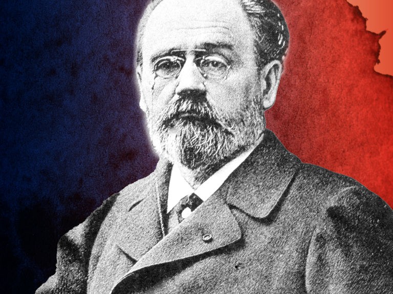 Émile Zola vor einem blau-roten Hintergrund.