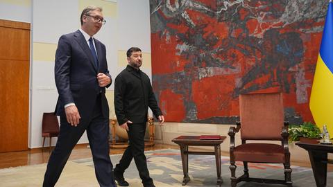 Der ukrainische Präsident Wolodymyr Selenskyj geht nach einer Begrüßungszeremonie im Serbien-Palast neben seinem serbischen Amtskollegen Aleksandar Vucic.