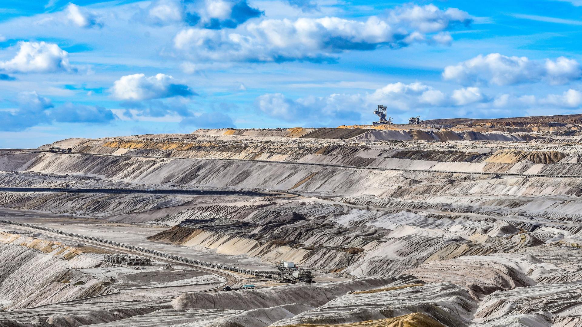 Blick auf den Braunkohletagebau vom Gelaende der Terra Nova am Tagebau Hambach, Elsdorf, Nordrhein-Westfalen, Deutschland.
