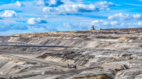 Blick auf den Braunkohletagebau vom Gelaende der Terra Nova am Tagebau Hambach, Elsdorf, Nordrhein-Westfalen, Deutschland.
