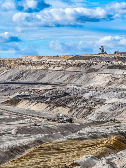 Blick auf den Braunkohletagebau vom Gelaende der Terra Nova am Tagebau Hambach, Elsdorf, Nordrhein-Westfalen, Deutschland.