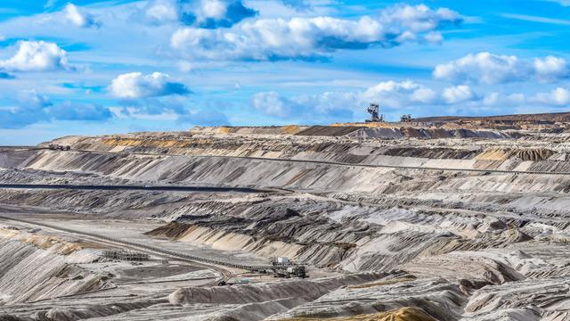 Blick auf den Braunkohletagebau vom Gelaende der Terra Nova am Tagebau Hambach, Elsdorf, Nordrhein-Westfalen, Deutschland.