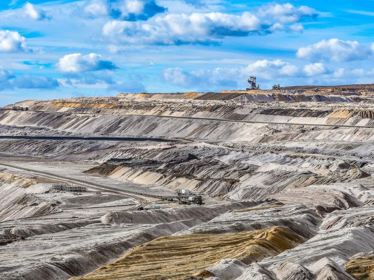Blick auf den Braunkohletagebau vom Gelaende der Terra Nova am Tagebau Hambach, Elsdorf, Nordrhein-Westfalen, Deutschland.