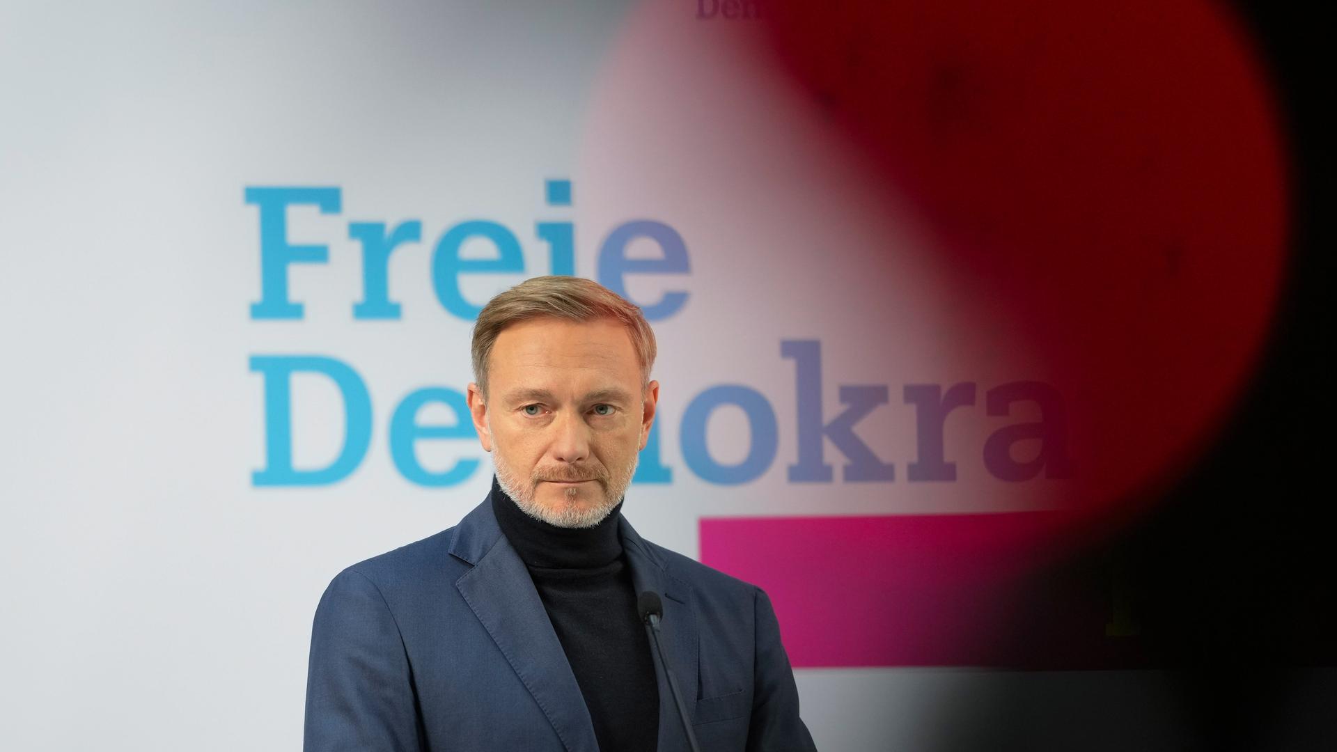 Der FDP-Vorsitzende Christian Lindner bei einer Pressekonferenz nach den Landtagswahlen in Brandenburg, dahinter der Schriftzug "Freie Demokraten"