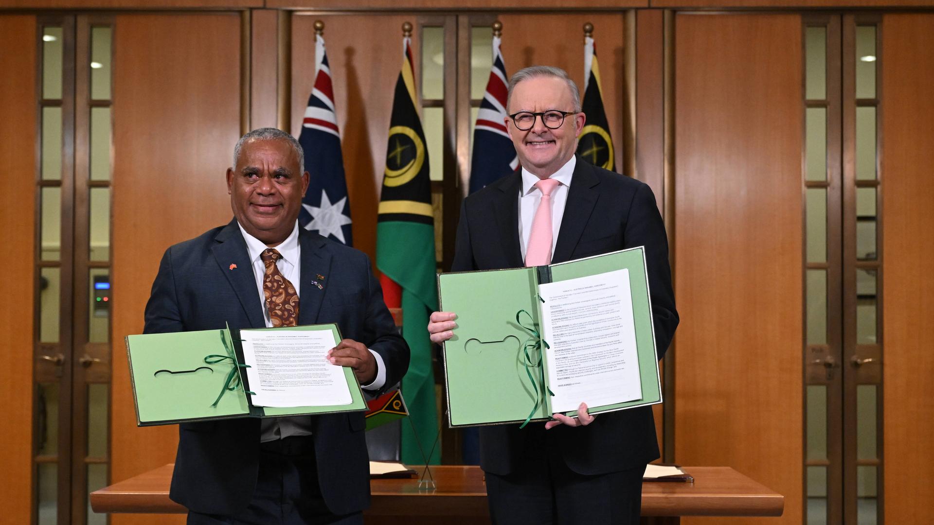 Der Premierminister von Vanuatu, Jotham Napat, links, und der australische Premierminister Anthony Albanese posieren für ein Foto.