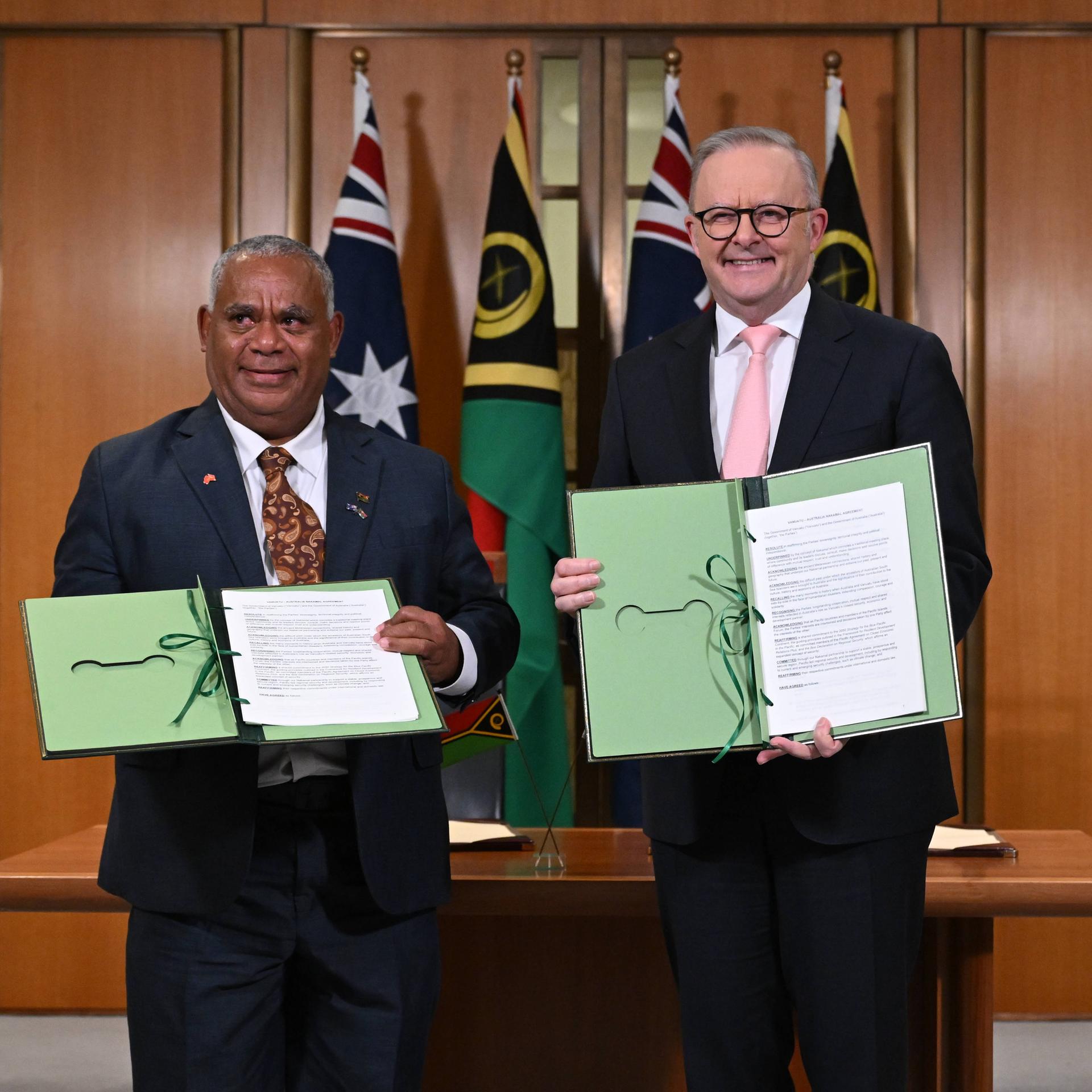 Der Premierminister von Vanuatu, Jotham Napat, links, und der australische Premierminister Anthony Albanese posieren für ein Foto.