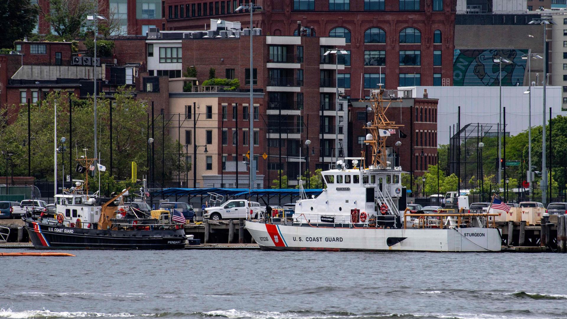 Das Bild zeigt zwei Schiffe der US-Küstenwache im Hafen von Boston. Das Bild zeigt zwei Schiffe der US-Küstenwache im Hafen von Boston.