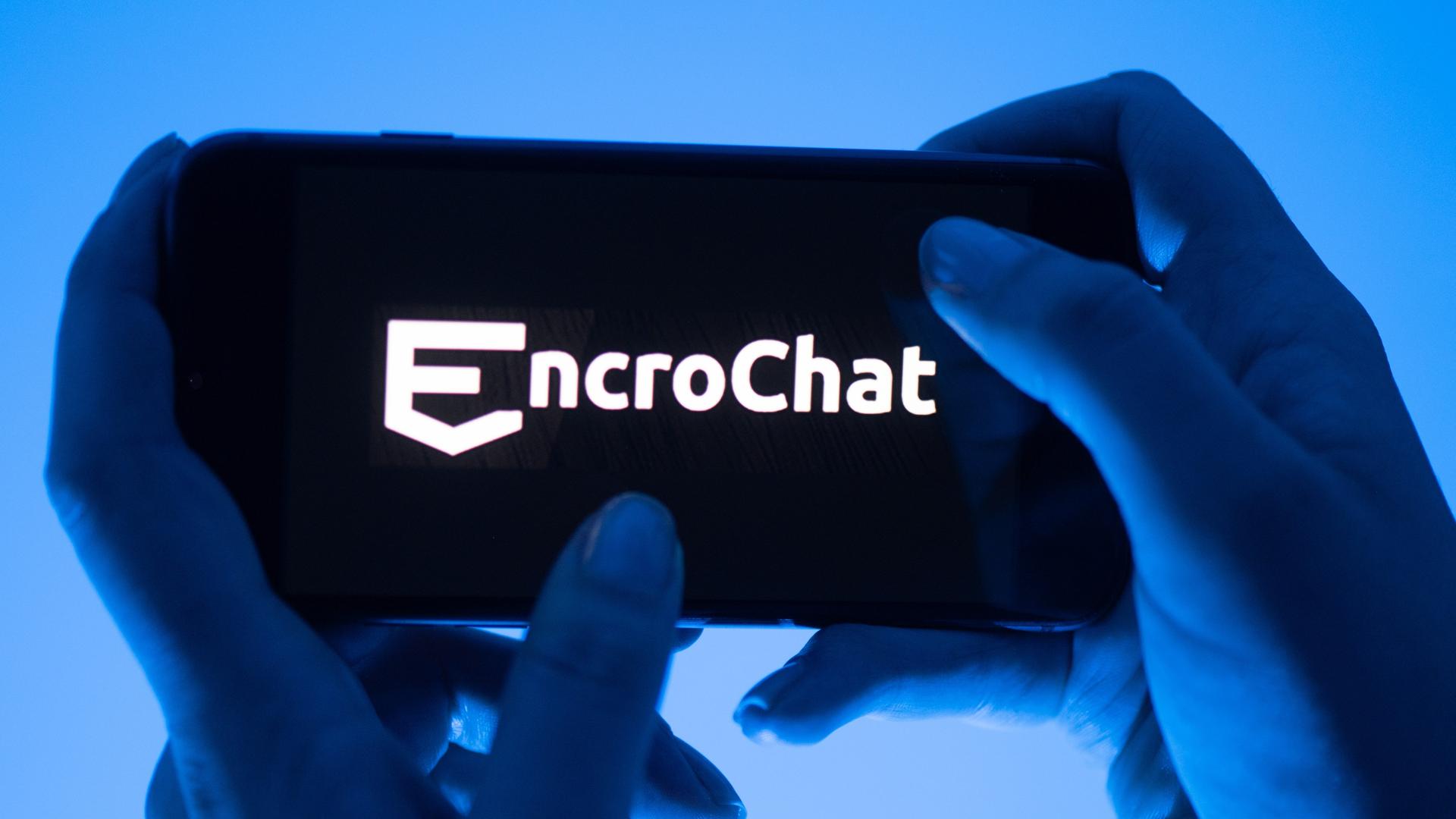 Eine Frau hält ein Smartphone mit dem Logo des Krypto-Messengerdienstes Encrochat (gestellte Szene).