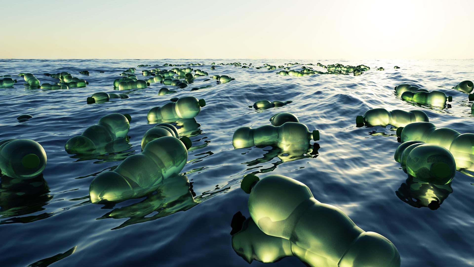 Grüne Plastikflaschen schwimmen im Meer 