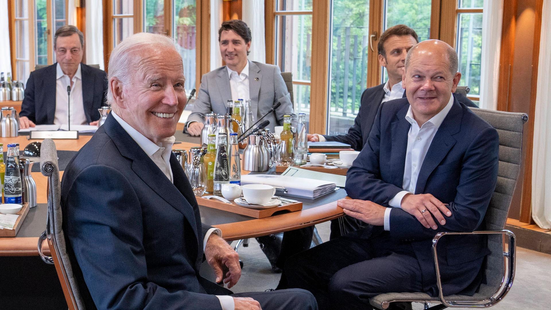 Der kanadische Premierminister Justin Trudeau beim Treffen mit US-Präsident Joe Biden und dem deutschen Bundeskanzler Olaf Scholz auf Schloss Elmau in Deutschland.