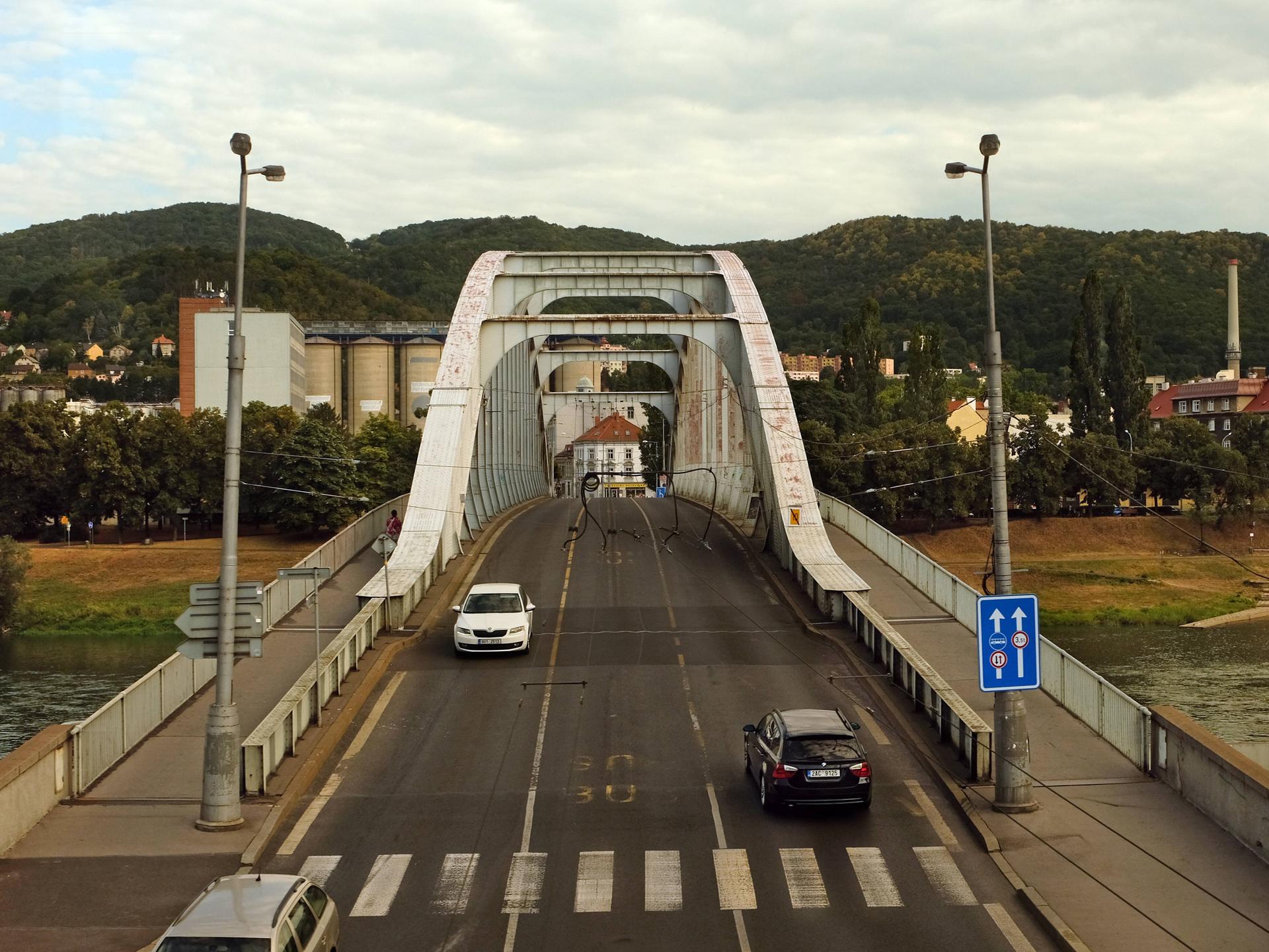 Blick auf die Dr.-Edvard-Benes-Brücke, die die Elbe überquert. Die Brücke kombiniert drei Straßenspuren und Fußgängerwege auf beiden Seiten.