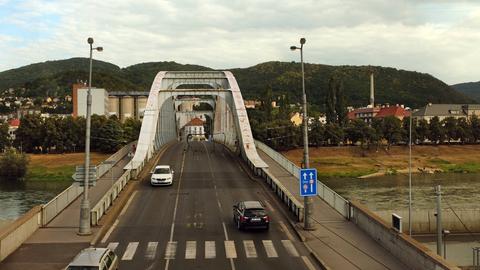 Blick auf die Dr.-Edvard-Benes-Brücke, die die Elbe überquert. Die Brücke kombiniert drei Straßenspuren und Fußgängerwege auf beiden Seiten.