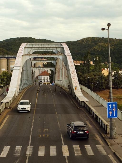 Blick auf die Dr.-Edvard-Benes-Brücke, die die Elbe überquert. Die Brücke kombiniert drei Straßenspuren und Fußgängerwege auf beiden Seiten.
