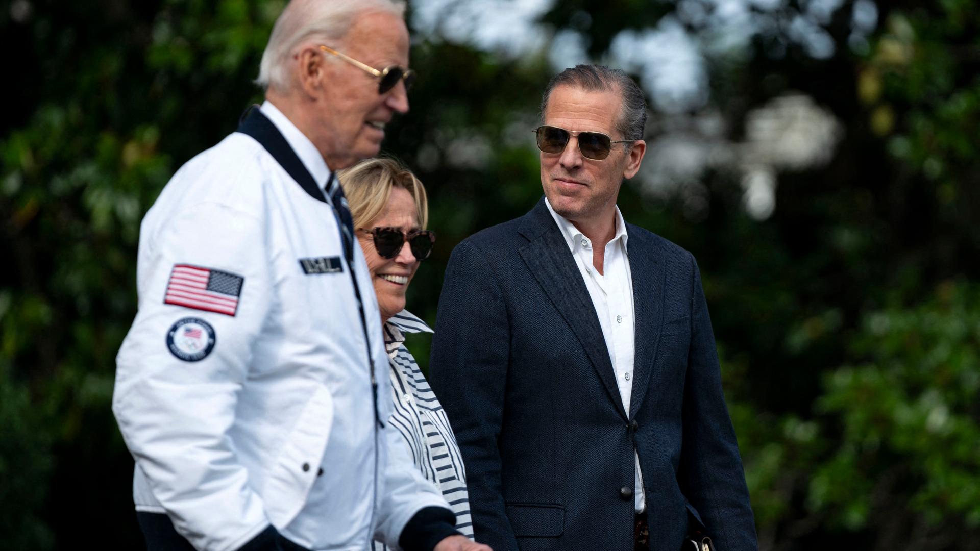 Hunter Biden trägt eine Sonnenbrille und blickt zu seinem Vater Joe Biden.