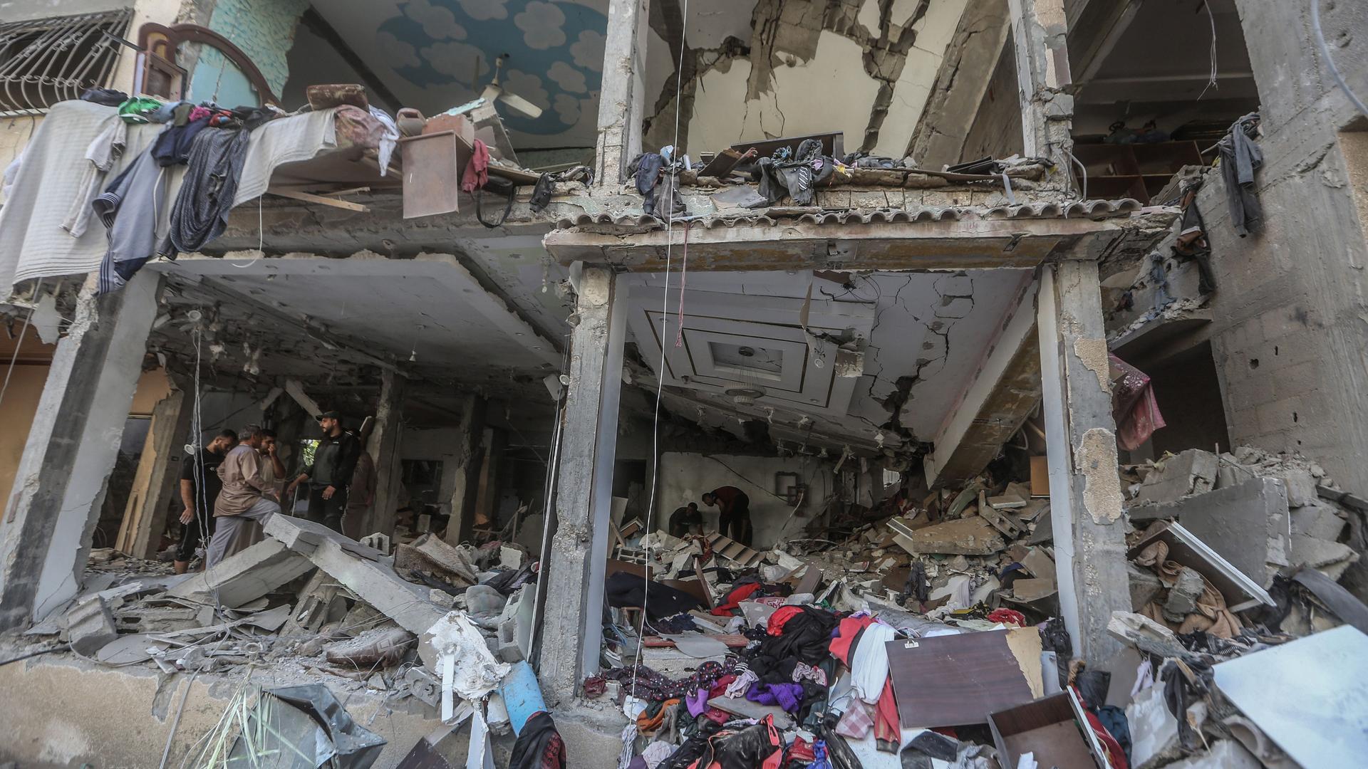 Palästinensische Gebiete, Chan Junis: Palästinenser inspizieren ein zerstörtes Gebäude nach einem israelischen Luftangriff. Palästinensische Gebiete, Chan Junis: Palästinenser inspizieren ein zerstörtes Gebäude nach einem israelischen Luftangriff.