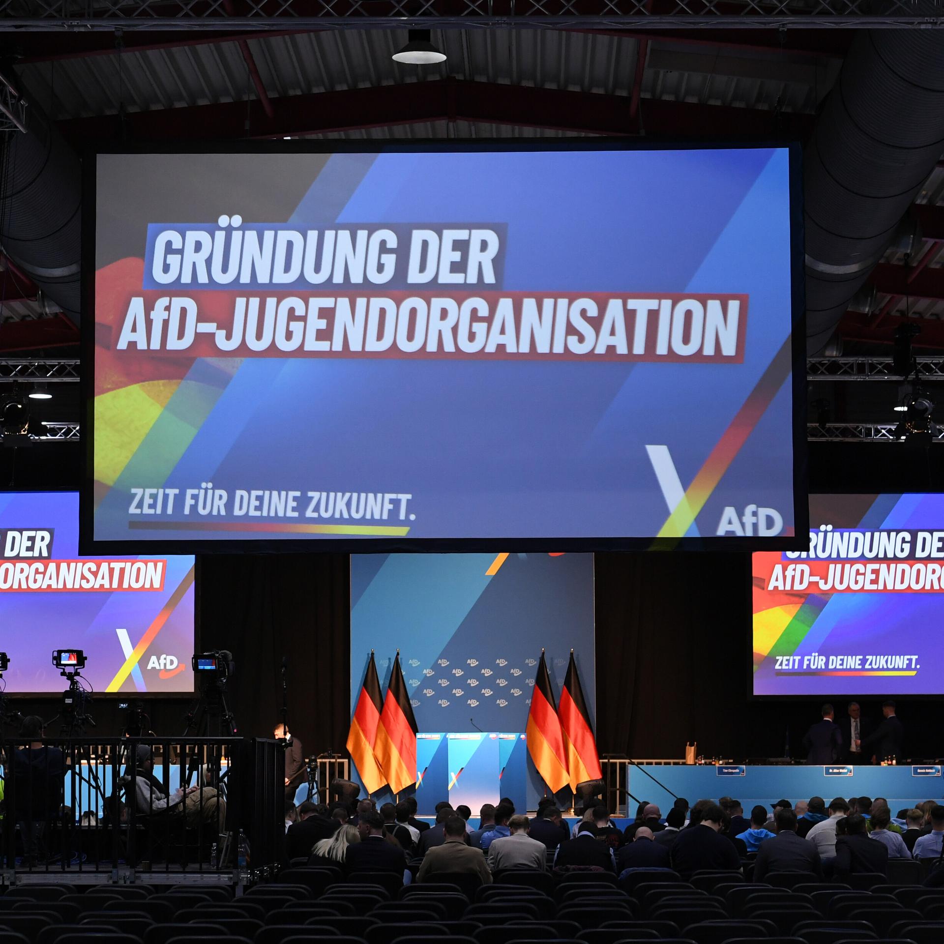 Anzeigetafeln mit der Aufschrift "Gründung der AfD-Jugendorganisation"